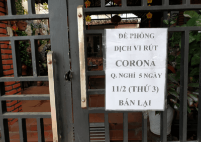 Kuvassa ilmoitus, että kahvila on suljettu koronaviruksen johdosta.
