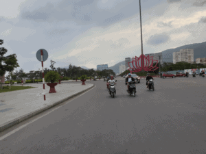 Liikennettä Quy Nhon kaupungissa vietnamissa. Liikennettä on vähän.